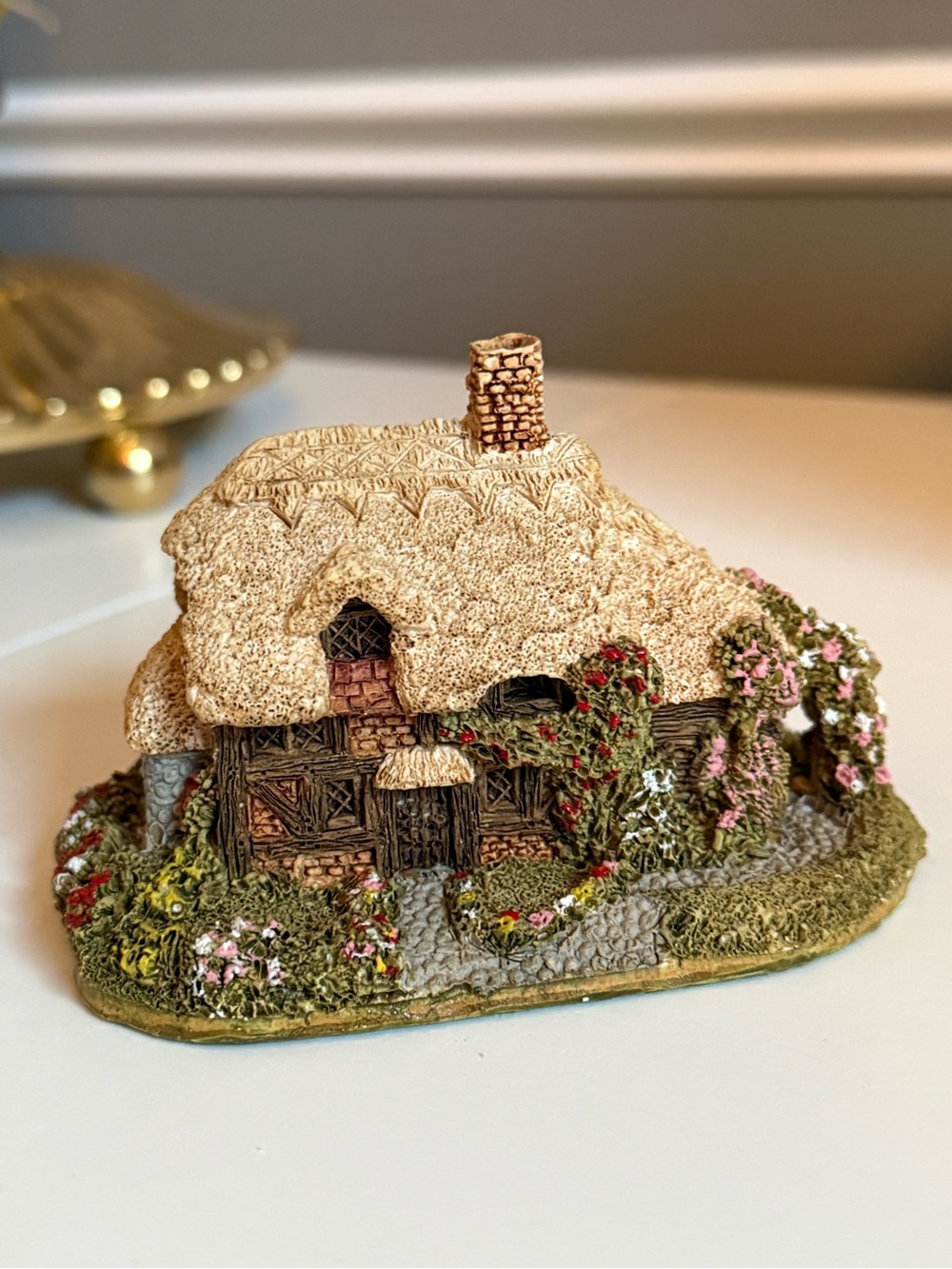 Lilliput Lane Spring Bank Cottage Figurine Hand Painted Miniature Masterpieces